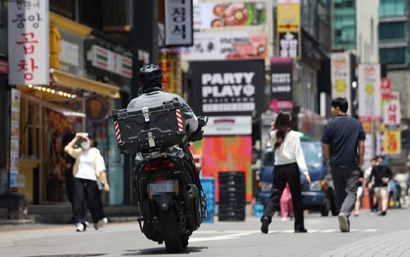 올해도 계속된 '배달앱 수수료 상한제'…  쿠팡 사태 후 달라진 기류