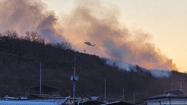 의성 산불 밤새 잔불 정리…날 밝는 대로 헬기 투입해 완전 진화
