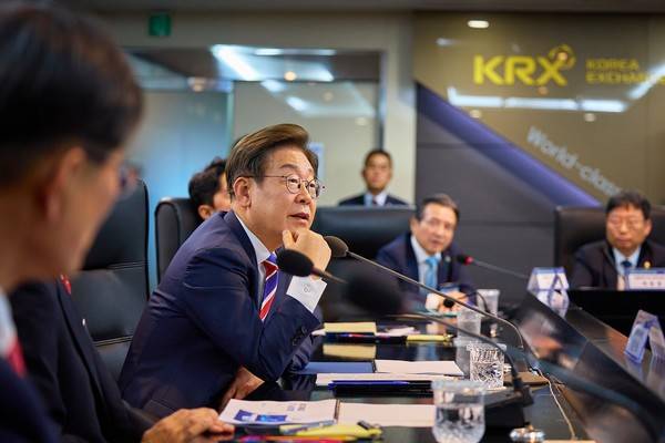 이재명 대통령 지지율 61%…민주 43%, 국힘 22% [갤럽]