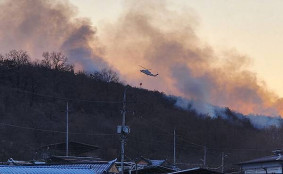 의성 산불 밤새 잔불 정리…날 밝는 대로 헬기 투입해 완전 진화