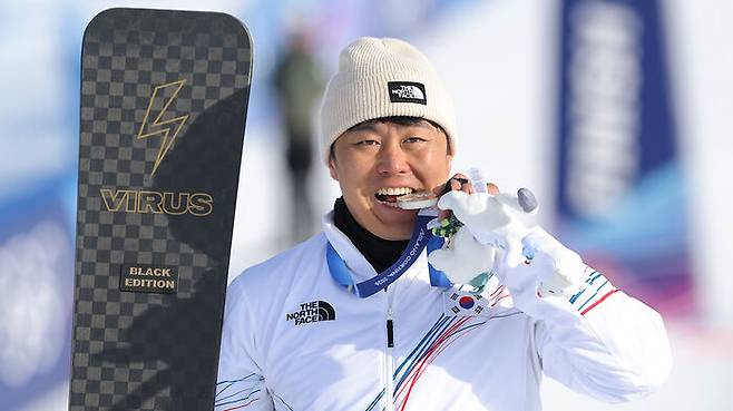 스노보드 김상겸, 한국 첫 메달…평행대회전 은메달