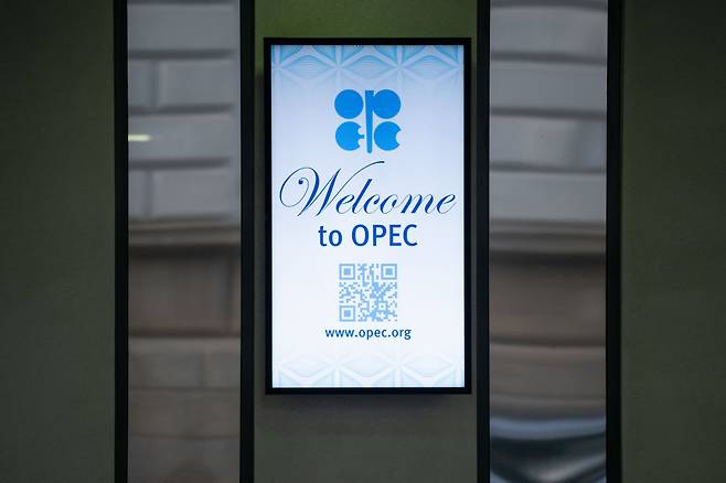 UAE, OPEC·OPEC+ 전격 탈퇴…'사우디 오일 카르텔' 타격
