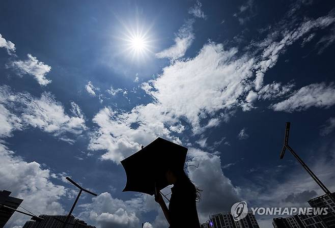 물폭탄 멈추자…오락가락 빗줄기에 찜통더위 올해 첫 폭염경보