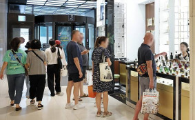 '외국인 2300만명' 원화 약세로 사상 최대 외국인 관광객, 내수 활성화