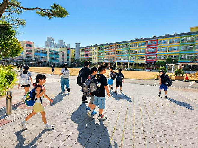 폭염 속 개학 학교들… '초등학생 등하교 안전' 비상