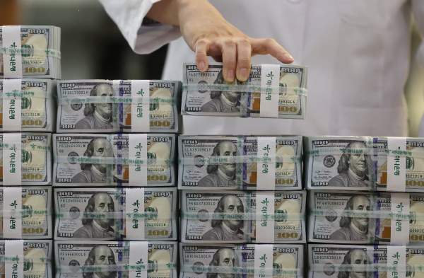 매도 우위 수급에 연저점…1,320원대 진입 원화 강세