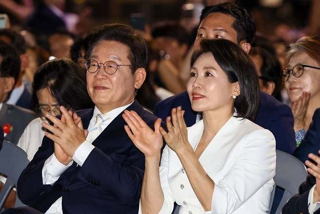 '빛의 임명장' 받은 이재명 대통령, 광화문광장서 정식 취임식