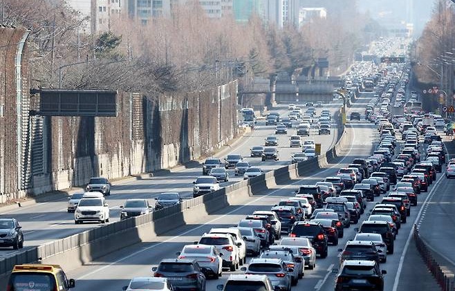 귀경길 정체 극심… 부산→서울 9시간 이상