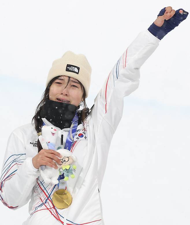 최가온, 눈발 속 가장 높이 날았다…금메달 확정 뒤 눈물