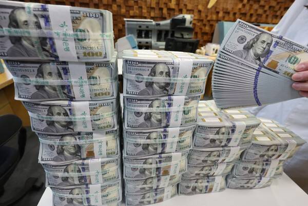 원/달러 환율, 기준금리 발표 앞두고 하락…1,424원대