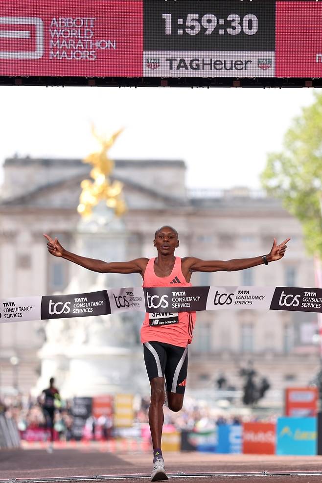 마라톤 ‘2시간 벽’ 케냐 사웨, 1시간 59분 30초 세계新